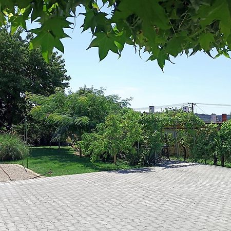 T.H.Ny Village Inn Cottage Тихань Екстер'єр фото