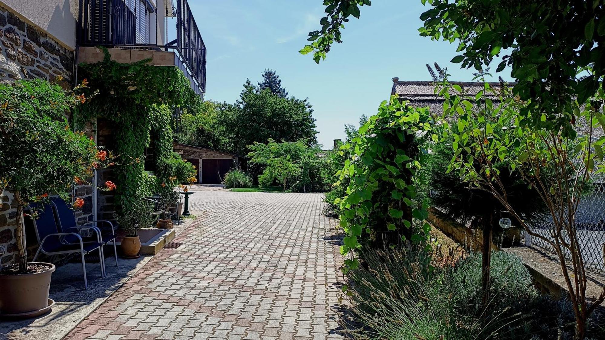 T.H.Ny Village Inn Cottage Тихань Екстер'єр фото